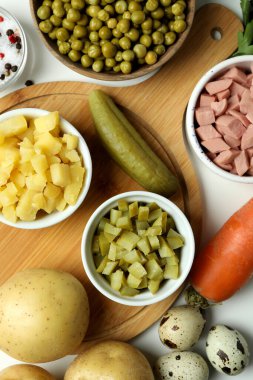 Beyaz arkaplanda Olivier salatası pişirmek için gerekli malzemeler