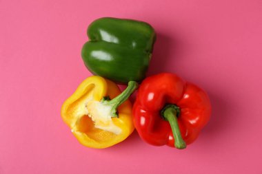 Pembe arka planda çok renkli dolma biber.