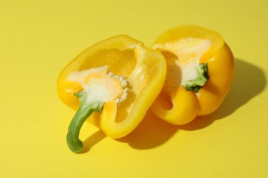 Sarı arka planda sarı dolma biber, kapat.