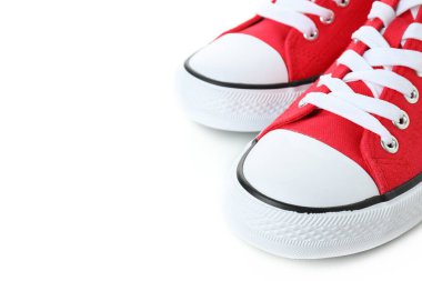 Beyaz arkaplanda izole edilmiş bir çift kırmızı spor ayakkabı.