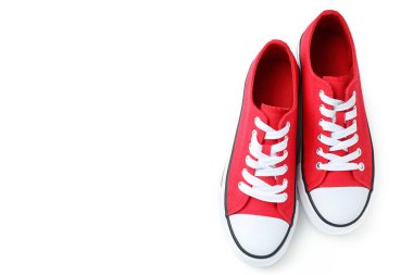 Beyaz arkaplanda izole edilmiş bir çift kırmızı spor ayakkabı.