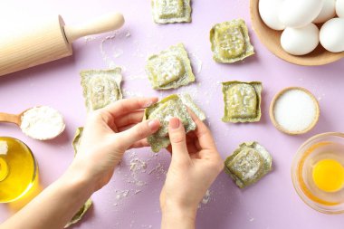 Menekşe arkaplanda ravioli pişirme kavramı