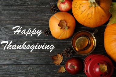 Kırsal ahşap arka plandaki Şükran Günü kompozisyonun kutlu olsun.