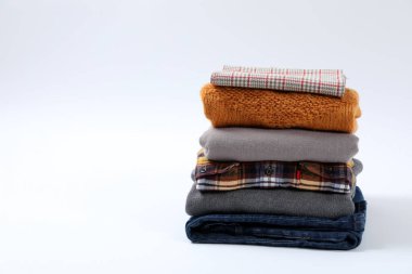 Beyaz arkaplanda izole edilmiş kış kıyafetleri yığını.