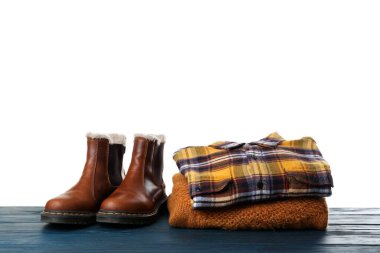 Beyaz arka planda izole edilmiş kışlık kıyafet kavramı.