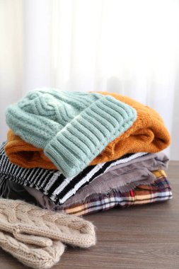 Ahşap masadaki kışlık kıyafet kavramı.
