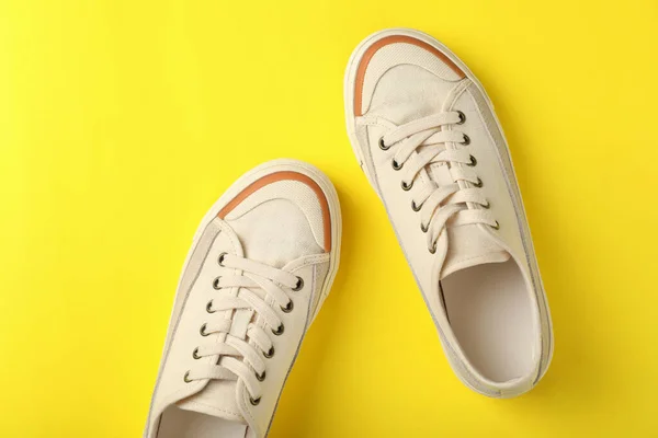 Par Beige Sneakers Gul Bakgrund — Stockfoto