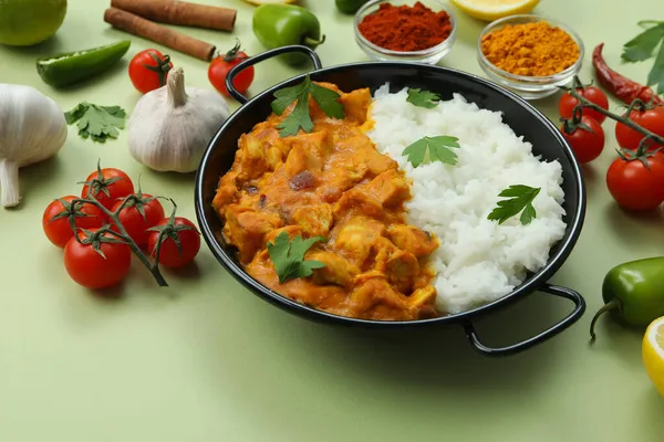 Kyckling Tikka Med Ingredienser Grön Bakgrund — Stockfoto