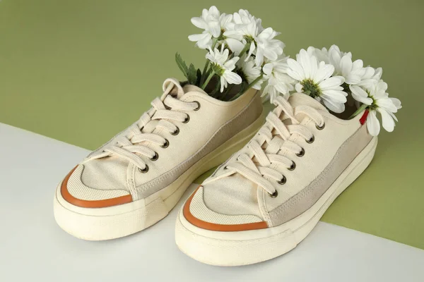 Par Sneakers Med Blommor Två Ton Bakgrund — Stockfoto