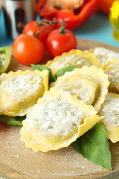 Konzept Des Kochens Von Ravioli Auf Blauem Hintergrund — Stockfoto