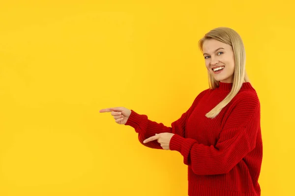 Mujer Joven Atractiva Suéter Rojo Sobre Fondo Amarillo —  Fotos de Stock