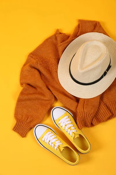 Πουλόβερ Αθλητικά Παπούτσια Και Καπέλο Κίτρινο Φόντο — Φωτογραφία Αρχείου