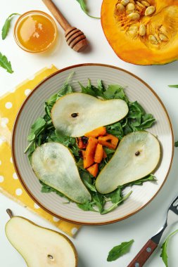 Beyaz arka planda balkabağı salatası ile lezzetli yemek kavramı