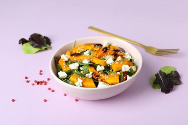 Menekşe arkaplanda balkabağı salatası ile lezzetli yemek kavramı