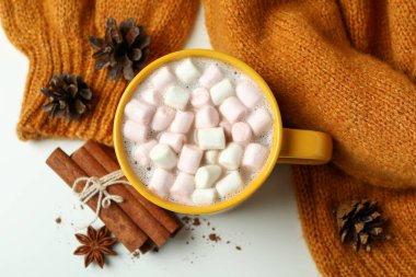 Beyaz arka planda kakaolu lezzetli içecek kavramı