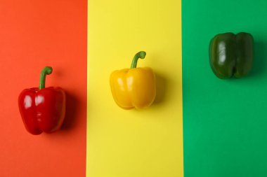 Çok renkli arka planda çok renkli dolma biber