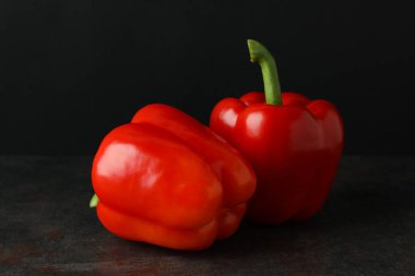 Koyu masada kırmızı dolmalık biber, kapat.