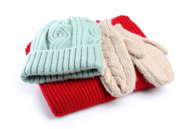 Beyaz arka planda kış kıyafetleri kavramı.