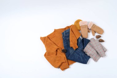 Beyaz arkaplanda sonbahar tarzı kıyafetler, üst görünüm.