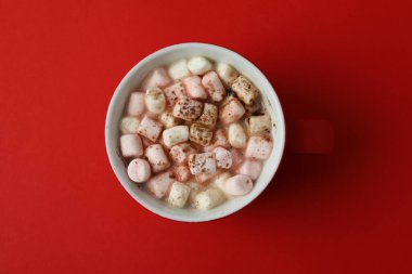 Kırmızı arka planda şekerlemeli kakao.