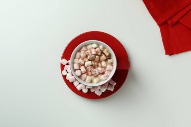 Beyaz arka planda kakaolu lezzetli içecek kavramı