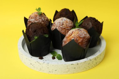 Sarı arka planda çikolatalı kek tepsisi.