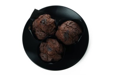 Beyaz arka planda izole edilmiş çikolatalı kekler..