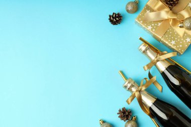 Mavi arka planda şampanya olan yeni yıl konsepti.