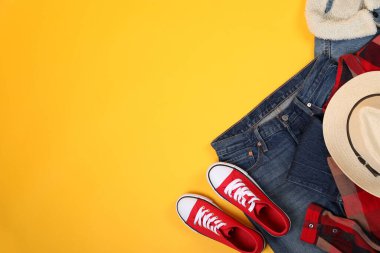 Sarı arka planda kışlık kıyafet kavramı.