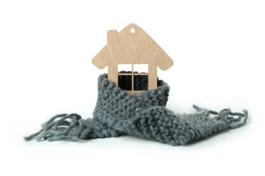 Beyaz arka planda örülmüş eşarplı ahşap ev.