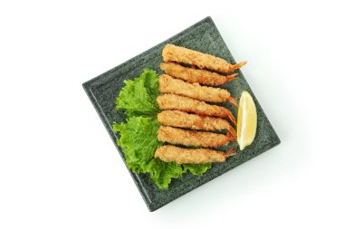 Beyaz arka planda izole edilmiş kızarmış karidesli lezzetli yiyecek kavramı