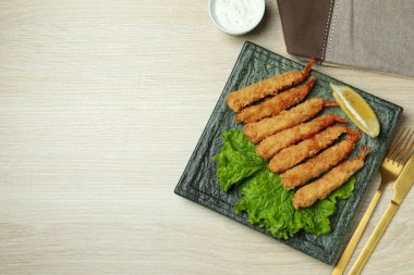 Beyaz arka planda izole edilmiş kızarmış karidesli lezzetli yiyecek kavramı