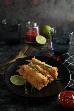 Beyaz arka planda izole edilmiş kızarmış karidesli lezzetli yiyecek kavramı