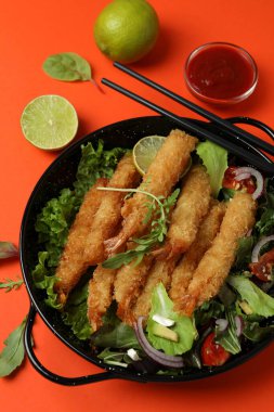 Beyaz arka planda izole edilmiş kızarmış karidesli lezzetli yiyecek kavramı