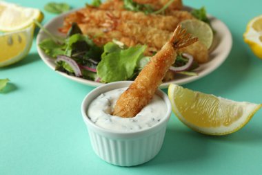 Beyaz arka planda izole edilmiş kızarmış karidesli lezzetli yiyecek kavramı