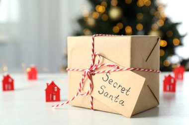 Gizli Noel Baba ve Noel kompozisyonu beyaz ahşap masada..