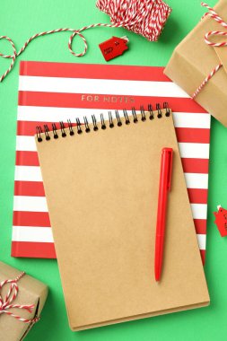 Yeşil arka planda gizli Noel Baba ve Noel kompozisyonu.