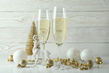 Beyaz ahşap arka planda şampanya ile yeni yıl kutlaması kavramı.