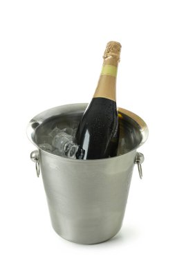 Beyaz arka planda buzlu metal kova ve şampanya şişesi..