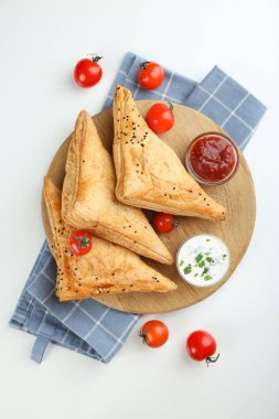 Beyaz arka planda samsa olan lezzetli yemek kavramı