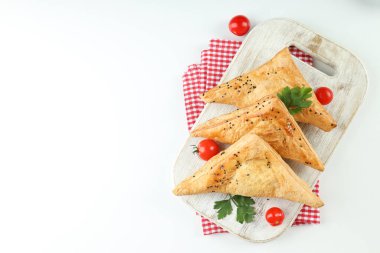 Beyaz arka planda samsa olan lezzetli yemek kavramı