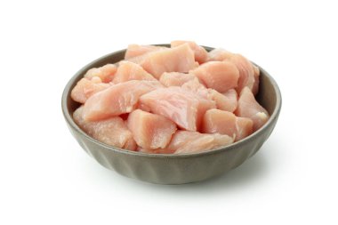 Beyaz arka planda çiğ tavuk fileto dilimli kase.