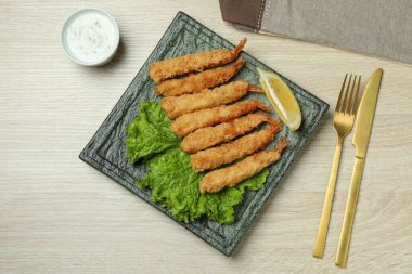 Beyaz arka planda izole edilmiş kızarmış karidesli lezzetli yiyecek kavramı