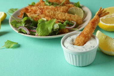 Beyaz arka planda izole edilmiş kızarmış karidesli lezzetli yiyecek kavramı