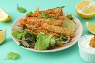 Beyaz arka planda izole edilmiş kızarmış karidesli lezzetli yiyecek kavramı