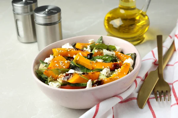 Conceito Comida Saborosa Com Salada Abóbora Fundo Leve — Fotografia de Stock