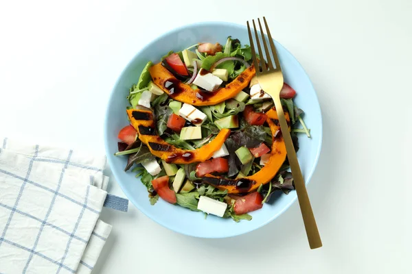 Beyaz Arka Planda Balkabağı Salatası Ile Lezzetli Yemek Kavramı — Stok fotoğraf