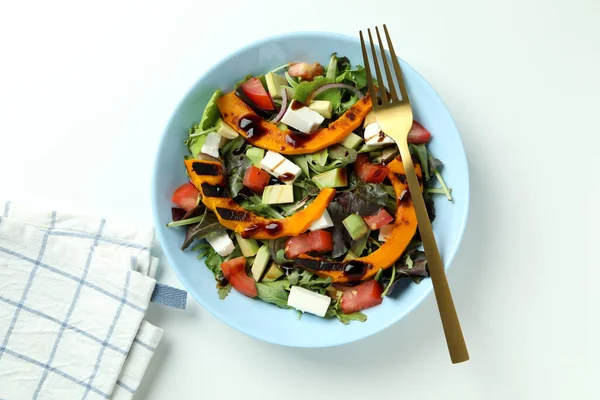 Conceito Comida Saborosa Com Salada Abóbora Fundo Branco — Fotografia de Stock