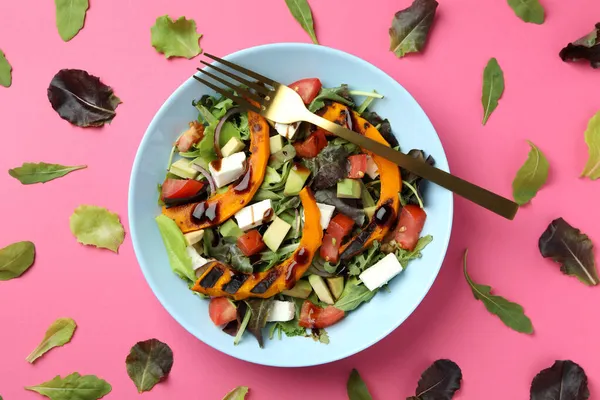 Concept Manger Savoureux Avec Salade Citrouille Sur Fond Rose — Photo
