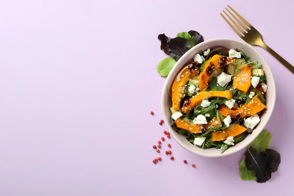 Conceito Saboroso Comer Com Salada Abóbora Fundo Violeta — Fotografia de Stock